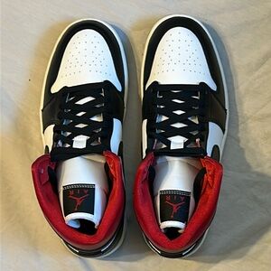 NIB Women’s Nike Air Jordan 1 Mid